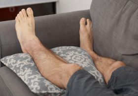 Kako si lahko pri zvinih in nategih pomagate sami in to na naraven način?