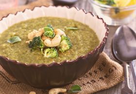 RECEPT: Brokolijeva-grahova juha z indijskimi oreščki