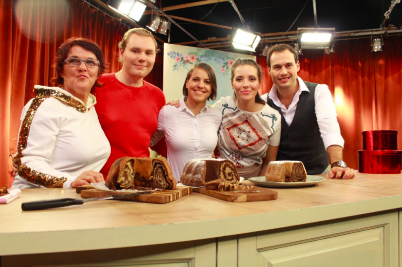RECEPTI VEGANSKIH POTIC: kokosova in rožičeva potica