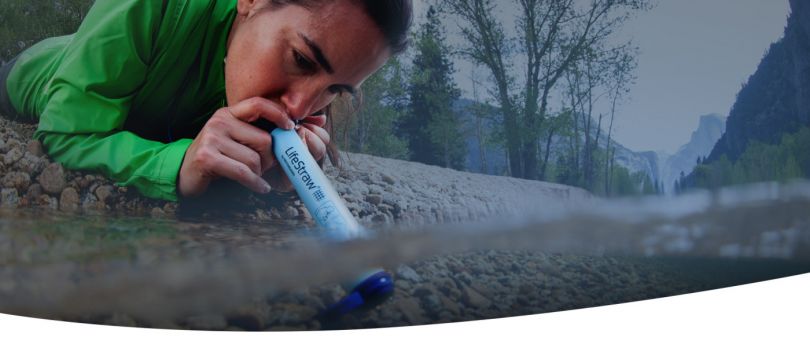 LifeStraw- slamica življenja, ki omogoča pitje vode iz katerega koli vodnega vira sredi narave