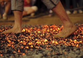 Si upaš z nami sprehoditi po žerjavici?