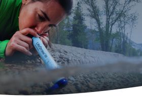 LifeStraw- slamica življenja, ki omogoča pitje vode iz katerega koli vodnega vira sredi narave