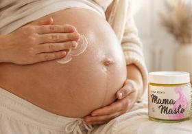 Moj nosečniški ritual: Mama maslo, hidracija in lanena posteljnina za telo, ki ustvarja novo življenje